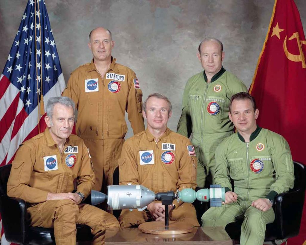 Porträt der Hauptbesatzung des russischen und amerikanischen Apollo-Sojus-Testprojekts (ASTP).