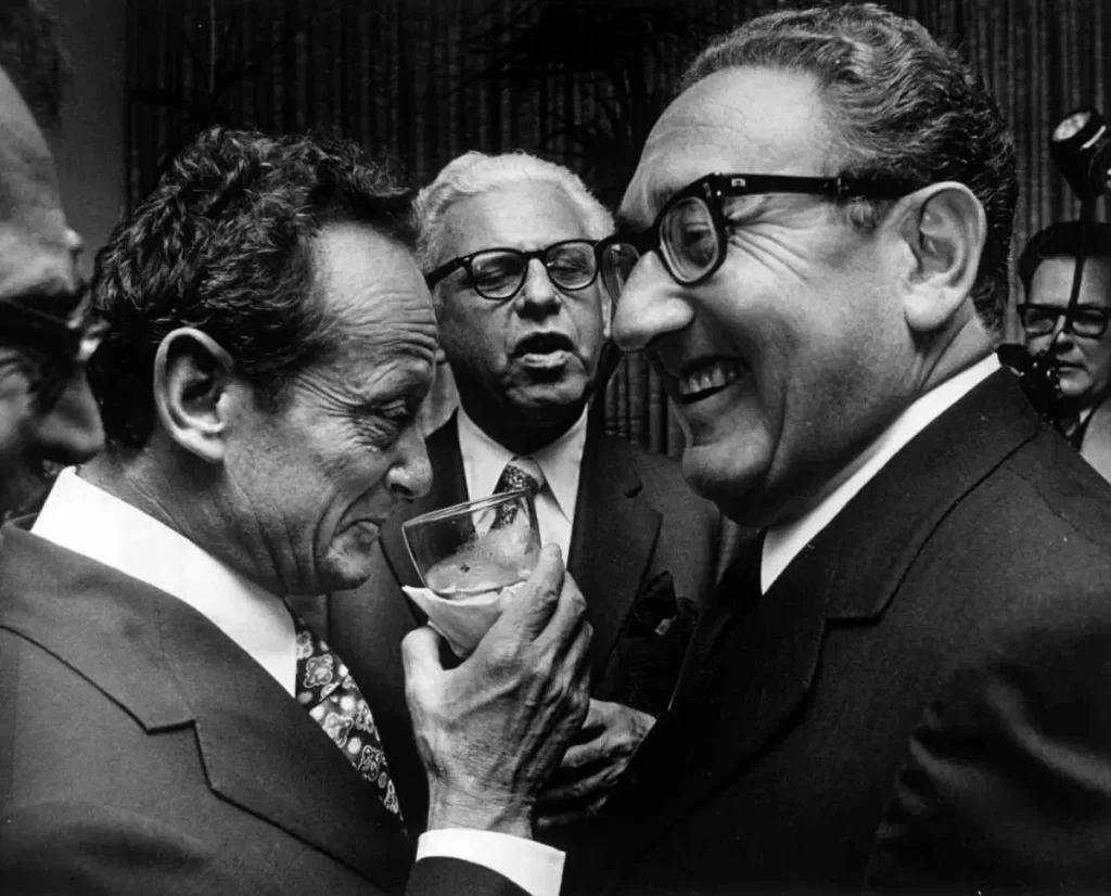 Von links: der israelische Vizepremierminister Yigal Allon, der ehemalige Oberste Richter Arthur Goldberg und Außenminister Henry Kissinger in der israelischen Botschaft, 1974.