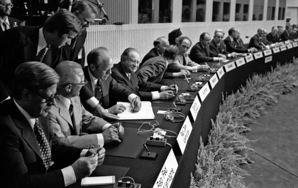 Europäische Staatschefs und Präsident Ford der USA unterzeichnen die Helsinki-Abkommen 1975.