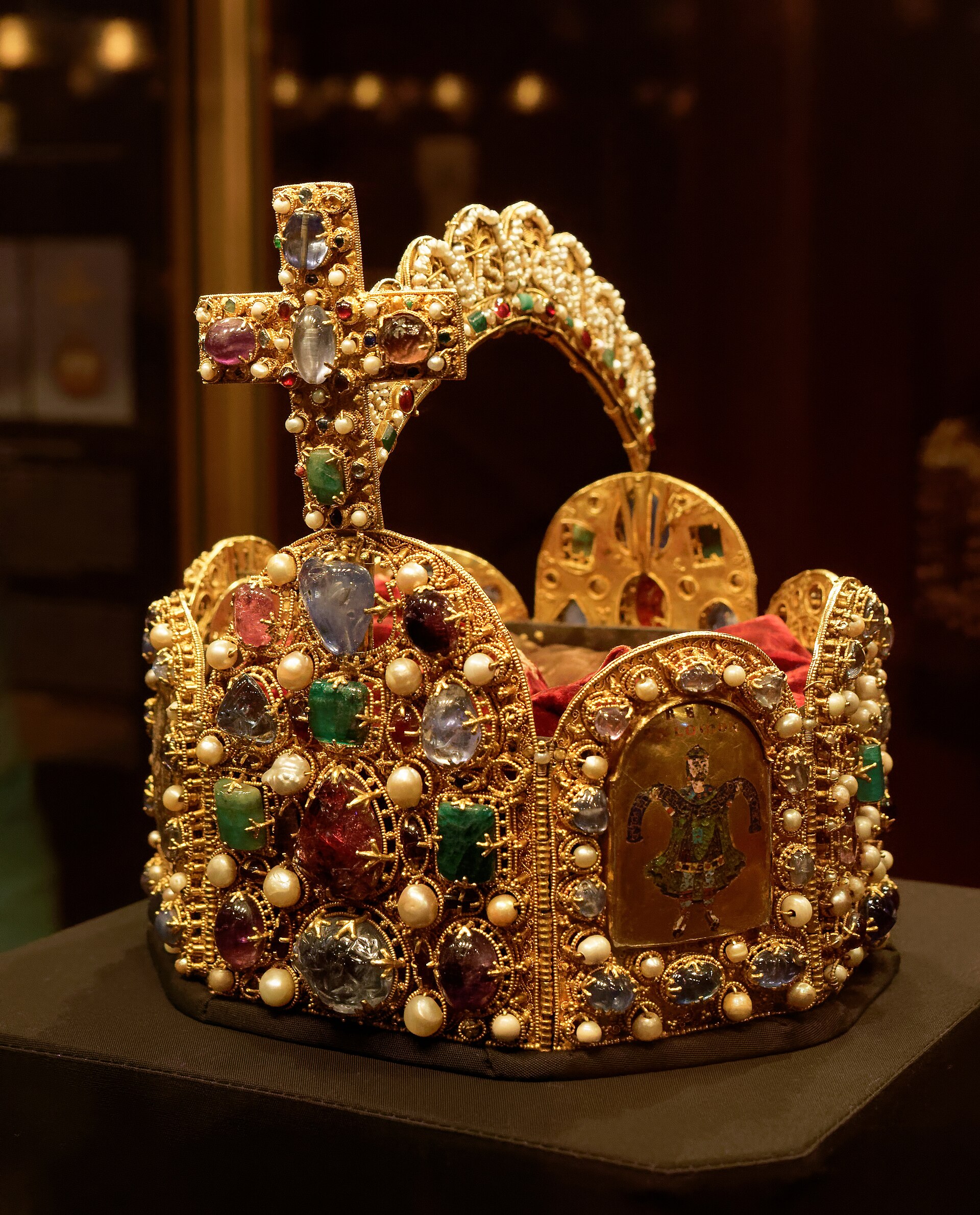 Goldene Reichskrone mit Edelsteinen, Emailplatten, Bügel und Kreuz in der Wiener Schatzkammer